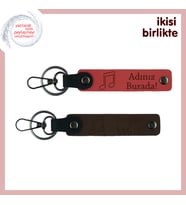 Ritmi Sevgiyle Buluşturan Hediyelik, Nota Temalı Deri Anahtarlık Seti, İsimli, Nar Çiçeği-Koyu Kahve