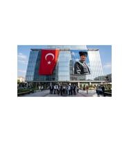 Kalpaklı Atatürk Portresi Bayrak ve Türk Bayrağı Premium Raşel Kumaş 2'li Set 10x15 metre ATA81