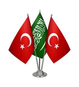 Masa Üstü Suudi Arabistan Bayrağı Türk Bayrağı Üçlü Krom Direk Masa Bayrak Seti