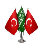 Masa Üstü Suudi Arabistan Bayrağı Türk Bayrağı Üçlü Krom Direk Masa Bayrak Seti