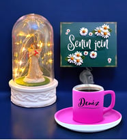 İsimli Pembe Renkli Kahve Fincanı ve Led Işıklı Tasarım Fanus ve  Kişiye Özel Hediye Seti (Model 2)