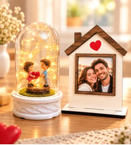 Kişiye Özel Fotoğraflı Ahşap Ev Çerçevesi ve LED Işıklı Kalp Tutan Çiftli Fanus Hediye Seti (ab1)