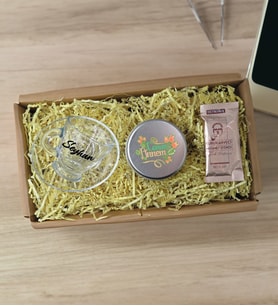 BK Gift Kişiye Özel İsimli Cam Kahve Fincanı & Türk Kahvesi & Gümüş Metal Kutuda Kokulu Mum Hediye Seti-4, Anneye Hediye, Anneler Günü Hediyeleri