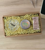 BK Gift Kişiye Özel İsimli Cam Kahve Fincanı & Türk Kahvesi & Gümüş Metal Kutuda Kokulu Mum Hediye Seti-4, Anneye Hediye, Anneler Günü Hediyeleri