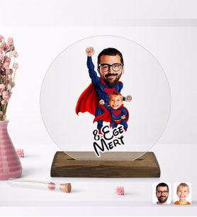 BK Gift Kişiye Özel Süper Baba ve Çocuk Karikatürlü Yuvarlak Ahşap Standlı Biblo-1