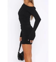 Moda Stil Fitted Asimetrik Yaka Mini Boy Vücuda Oturan Örme Kısa Elbise (Siyah)