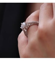 Starlight Diamond Gümüş İşlemeli Yuvarlak Kesim Tek Taş Gümüş Yüzük