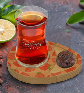 BK Gift Kişiye Özel Çilek Tasarımlı Doğal Ahşap Tabaklı Heybeli Çay Bardağı Sunum Seti Model 1