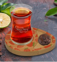BK Gift Kişiye Özel Çilek Tasarımlı Doğal Ahşap Tabaklı Heybeli Çay Bardağı Sunum Seti Model 1