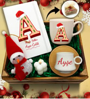 Kasa İçerisinde Kişiye Özel Beyaz Defter & Beyaz Kupa & Beyaz Fincan & Kardan Adam & Bubble Mum Hediye Seti