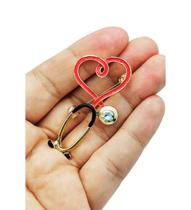 HeartCare Kalp Steteskop Broş – Sağlığın ve Sevginin Simgesi