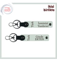Kardeşe Kalıcı Hediye, Türk Yazısı Yazılı İsim Soyisimli 2’li Anahtarlık Set, Beyaz-Beyaz