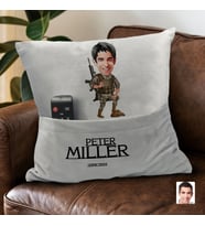 BK Gift Kişiye Özel Asker Karikatür Tasarımlı Organizer Kumanda ve Atıştırmalık Cepli Gri Kırlent Yastık- 4 Arkadaşa Hediye, Cepli Yastık