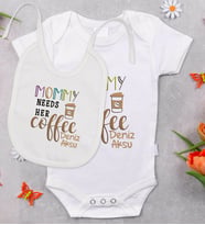 BK Kids Kişiye Özel Mommy Needs Her Coffee Tasarımlı Bebek Body Zıbın ve Mama Önlüğü Hediye Seti - Model 1