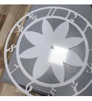 Modern Lotus Desenli Beyaz-Gümüş Ayna Pleksi Dekoratif Duvar Saati - Sessiz Mekanizma (Beyaz - Gümüş)