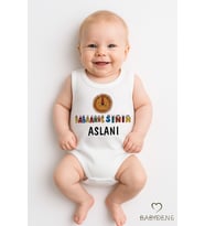 “Babaannesinin Aslanı” Yazılı Kolsuz Bebek Body %100 Pamuk Yazlık Çıtçıtlı Zıbın Tulum (Beyaz)