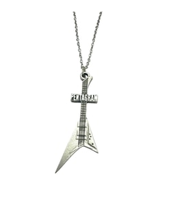 Pentagram Temalı Elektro Gitar Metal Kolye – 60 cm Zincirli Rock Tarz Aksesuar (Gümüş)