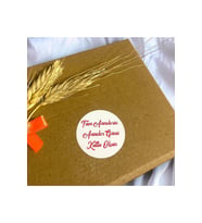 Anneler Günü Kırmızı Yazılı Yuvarlak Yapışkanlı Etiket 5x5 cm 100 adet