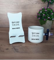 İyi Ki Varsın Dede Hediye Sepeti Kupa Bardak T Kulplu ve Ahşap Telefon Standı Dedeye Doğum Günü Hediyesi (Model 2)