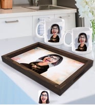 BK Gift Kişiye Özel Mona Lisa Karikatürlü Doğal Ahşap Tepsi ve 2’li Kupa Bardak Seti-1