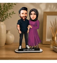 Fotoğraftan Kişiye Özel 2 Kişilik Tesettürlü Çift Karikatürlü 18 cm MDF Masaüstü Biblo - Sevgiliye ve Eşe Hediye Çiftlere Özel Hediye