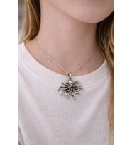 Sekiz Kollu Deniz Figürlü İnce Form 60 cm Zincirli Metal Kolye