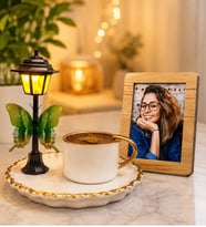 Kişiye Özel Fotoğraflı Ahşap Çerçeve ve Sokak Lambalı Premium Kahve Fincanı Hediye Seti