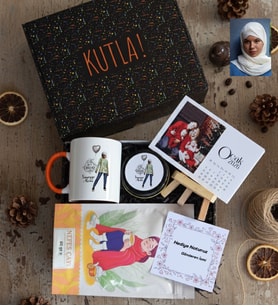Kişiye Özel Karikatürlü Cute But Capricorn Oğlak Burcu Hediye Kutusu - Kişiye Özel Kupa Standart, Çay, Takvim, Mum Doğum Günü Hediyesi