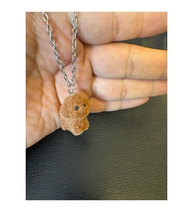 Kahverengi Kıvırcık Köpek Peluş Figürlü Unisex Kolye – Sevimli, Eğlenceli ve Özgün Tasarım