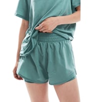 Nike One Training Dri Fit High Rise 3 inch 2 in 1 Short Kadın Yüksek Bel Bol Kesim 3 Cepli Taytlı Şort Yeşil