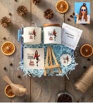 Kişiye Özel Karikatürlü Mama Cool Anneye Hediye Hediye Kutusu - Kişiye Özel T Kupa, Seramik Kalemlik, Dekoratif Taş İsimlik, Güneş Anahtarlık Anneler Günü Hediyesi