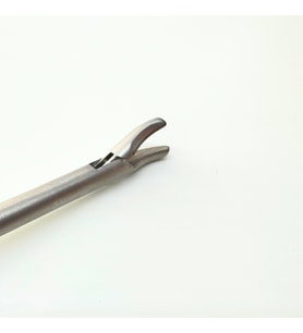 Laparoskopik Sol El Needle Holder - Metal Saplı - PraticMed