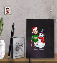 Kişiye Özel Yılbaşı Erkek Karikatürlü Siyah Defter Kalem Çakmak Hediye Seti Model-13 (Model 1)