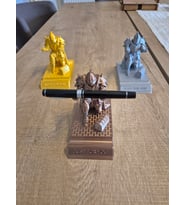 Telefon & Kalem Tutan Şövalye (Bronz)