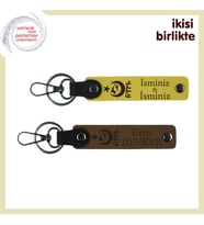 Aşkı Yaşat – Ayyıldız Kurt Göktürk Desenli Kişisel Deri Anahtarlık Hediyelik Set x2, Sarı-Kahve (Çok Renkli)