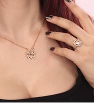 Özel Kutulu Zirkon Taşlı Açılır Yapraklı Gold Renk Çelik Yonca Kolye & Ayarlanabilir Taşlı Yüzük Seti