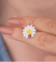925 Ayar Gümüş Uğur Böceği Figürlü Mineli Papatya Kolye