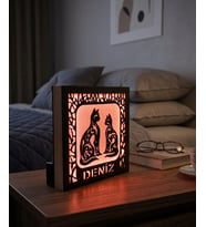 Kişiye Özel İsimli Kedi Figürlü LED Gece Lambası – Dekoratif Ahşap Çerçeve 14x14 cm