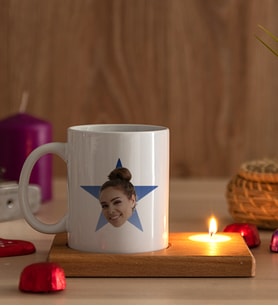 Kişiye Özel Mavi Yıldız Kafa Fotoğraflı Ahşap Altlıklı Mumlu Beyaz Kupa
