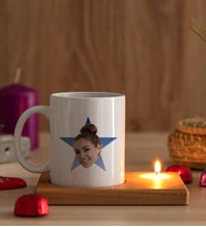 Kişiye Özel Mavi Yıldız Kafa Fotoğraflı Ahşap Altlıklı Mumlu Beyaz Kupa