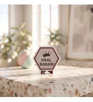 Modern Dokunuşlu Kral Babam Yazılı Süsü Çalışma Masalarınız İçin Estetik ve Zarif Bir Dekoratif Seçenek 10x10 cm