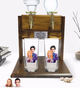 BK Gift Kişiye Özel Sevgililer Tasarımlı İkili Rakı Bardağı ve Çift Musluklu Doğal Ahşap Rakı Standı-89 (Model 1)