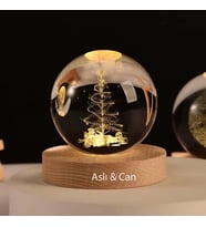 Kişiye Özel Büyük Boy Işıklı Ahşap Kaideli Çam Temalı Cam Küre 8cm