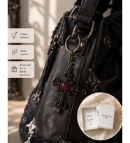 Kırmızı Taş Detaylı Vintage Stil Anahtarlık – Alternatif Tasarım Unisex Aksesuar