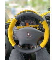 DİKİŞLİ DİREKSİYON KILIFI SARI DERİ SİYAH DERİ SARI DİKİŞLİ MERCEDES SPRİNTER TÜMSEKLİ DİREKSİYON