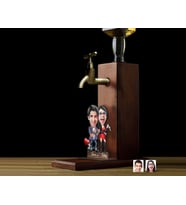BK Gift Kişiye Özel Sevgililer Karikatürlü Musluklu Ahşap Viski Standı-1, Viski Çeşmesi, Doğum Günü Hediyesi, İçecek Dispenseri