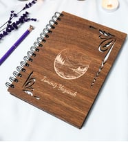 Kişiye Özel Manzara Desenli Ahşap Kapaklı Defter - Ajanda - İsme Özel - A5 60 Yaprak (120 SAYFA) Hediyelik (Gümüş)