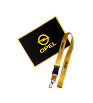 Opel Logolu Torpido Üstü Kaydırmaz Ped & Sarı Oto Ayna Askısı – İkili Araç İçi Aksesuar Seti
