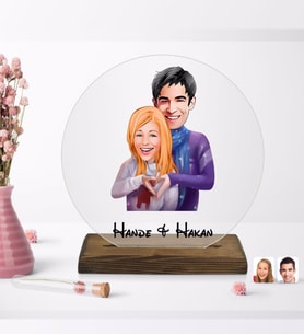 BK Gift Kişiye Özel Sevgililer Karikatürlü Yuvarlak Ahşap Standlı Biblo-89