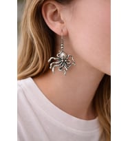Sekiz Kollu Deniz Figürlü İnce Form Metal Sallantılı Küpe